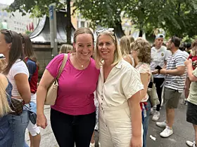 Dorthe Pedersen Downey (49) tipper 3–1 til Norge, mens Maia Jordhøy (47) tror på 4–2. Begge har bettet på at Haaland scorer, og venter seg en gøyal kamp med litt action og mange mål. Favorittøyeblikket deres var kampen mot Senegal – og de roser Norges «ro, ro, ro»-mentalitet, som laget har blitt kjent for under VM.