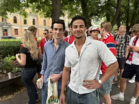 Rida Kaver (22) tipper 2–0 til Norge, mens Mehdi Ayarih (23) tror på 2–1. Duoen venter seg en kamp med action og kort i begge farger og mål: de spår at Nusa scorer to ganger, Haaland to ganger, og at Ødegaard noterer seg for en assist. Favorittøyeblikket til Rida var kampen mot Senegal, mens Mehdi trekker frem kampen mot Irak.
