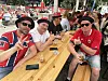Kim J. Sande, Raymond Inderhaug, Rune Leirhaug og Eiven Jonassen, alle 40 år, tipper 3–1 til Norge. De håper på Haaland-hattrick. Favorittøyeblikkene deres er felles: kampen mot Senegal, og historiens Rekdal-mål mot Brasil i VM 1994.