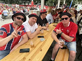 Kim J. Sande, Raymond Inderhaug, Rune Leirhaug og Eiven Jonassen, alle 40 år, tipper 3–1 til Norge. De håper på Haaland-hattrick. Favorittøyeblikkene deres er felles: kampen mot Senegal, og historiens Rekdal-mål mot Brasil i VM 1994.