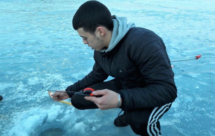 Fiskeekspert Abdesamad El-Amiri (18), Abdi, fra Urban anglers frister fisken med spyfluelarver under en tur på Nøklevann tidligere i år. Foto: Anders Høilund Fiskeekspert Abdesamad El-Amiri (18), Abdi, fra Urban anglers frister fisken med spyfluelarver under en tur på Nøklevann tidligere i år. Foto: Anders Høilund