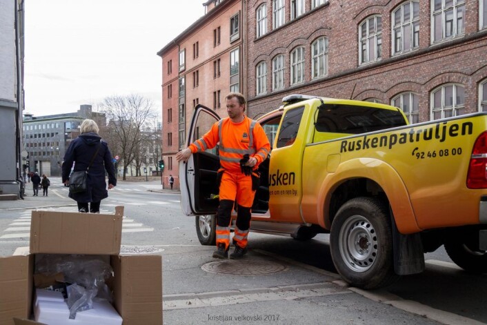 Noen har sendt inn en melding via rusken-appen, og Ruskenpatruljen rykker ut. Foto: Kristijan Velkovski Noen har sendt inn en melding via rusken-appen, og Ruskenpatruljen rykker ut. Foto: Kristijan Velkovski