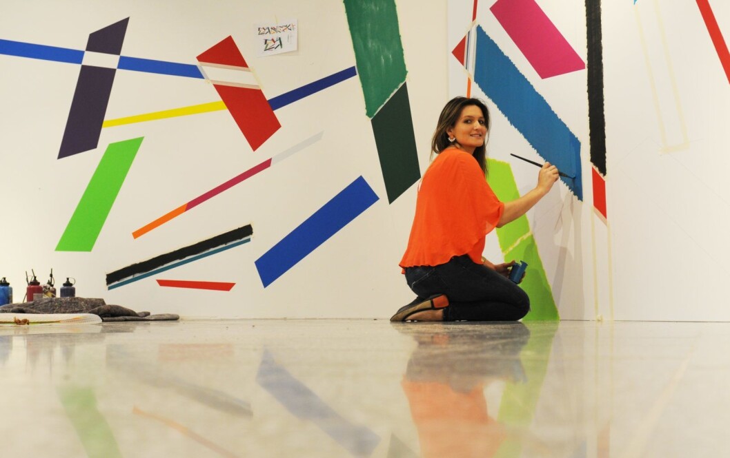Kunstner Marisa Ferreira maler verket Coloured Rhythm # 1 i det nye galleriet Oslo Ø, i Østbanehallen. Kunstner Marisa Ferreira maler verket Coloured Rhythm # 1 i det nye galleriet Oslo Ø, i Østbanehallen.