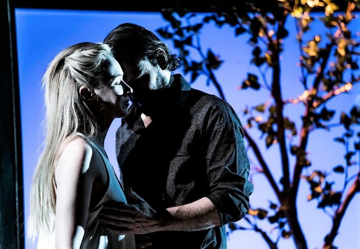 Clara (Marie Blokhus) og Olof (Gard Skagestad). Foto: Mats Bäcker / Det Norske Teatret. Clara (Marie Blokhus) og Olof (Gard Skagestad). Foto: Mats Bäcker / Det Norske Teatret.