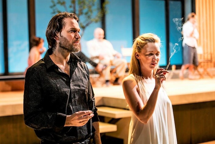 Som lauvet i Vallombrosa. Olof (Gard Skagestad) og Clara (Marie Blokhus). Foto: Mats Bäcker / Det Norske Teatret Som lauvet i Vallombrosa. Olof (Gard Skagestad) og Clara (Marie Blokhus). Foto: Mats Bäcker / Det Norske Teatret