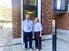 Ordføreren Anne Lindboe og rådhusforvalter Runar Evang forteller stolt om heisen og annen tilrettelegging for mennesker med funksjonsvariasjoner.