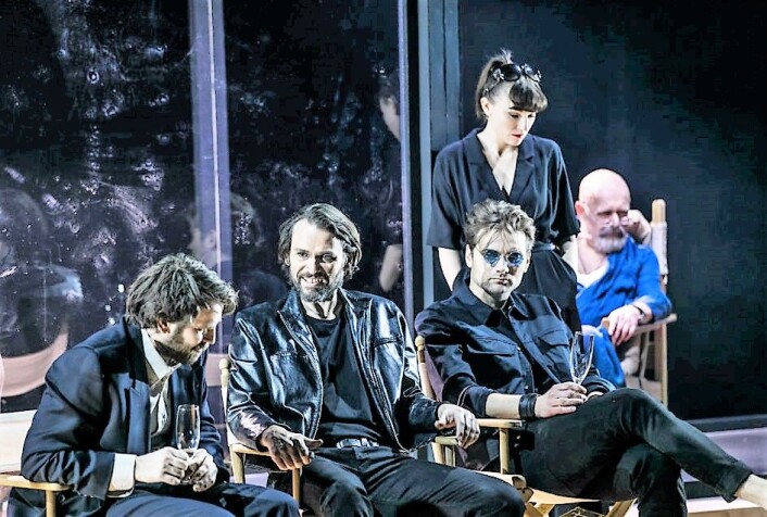 Som lauvet i Vallombrosa. Umberto (Kyrre Hellum), Olof (Gard Skagestad), Samuel (Morten Svartveit) og John (Jan Grønli) Lena (Heidi Gjermundsen Broch) bak. Foto: Mats Bäcker / Det Norske Teatret Som lauvet i Vallombrosa. Umberto (Kyrre Hellum), Olof (Gard Skagestad), Samuel (Morten Svartveit) og John (Jan Grønli) Lena (Heidi Gjermundsen Broch) bak. Foto: Mats Bäcker / Det Norske Teatret