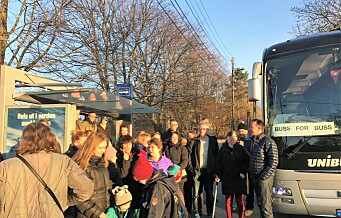 Her setter beboerne på Fjellhus og Teisen opp sin egen buss til Rådhuset. Protesterer mot kutt i Ruters busstilbud