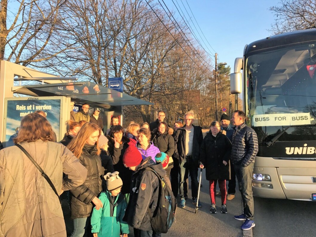 Mange mennesker møtte opp for å protestere mot nedleggelsen av linje 76. Folk på Teisen og Fjellhus har laget sin egen midlertidige buss for buss til Rådhuset. Foto: Fjellhus Hageby vel Mange mennesker møtte opp for å protestere mot nedleggelsen av linje 76. Folk på Teisen og Fjellhus har laget sin egen midlertidige buss for buss til Rådhuset. Foto: Fjellhus Hageby vel