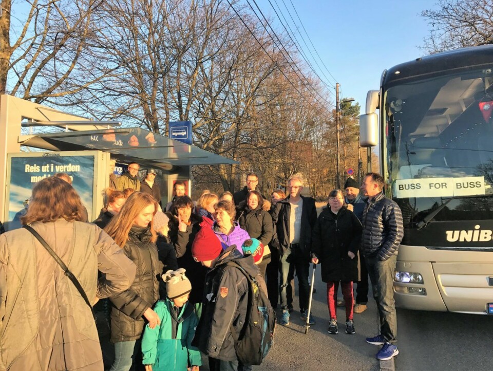 Mange mennesker møtte opp for å protestere mot nedleggelsen av linje 76. Folk på Teisen og Fjellhus har laget sin egen midlertidige buss for buss til Rådhuset. Foto: Fjellhus Hageby vel