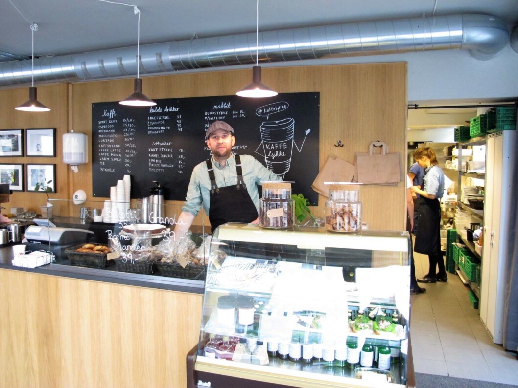 Peter Nielsen er arbeidsleder på KaffeLykke. Han ønsker at de unge han jobber med skal få en pasjon for mat. Foto: Mona Gundelach Mikkelsen Peter Nielsen er arbeidsleder på KaffeLykke. Han ønsker at de unge han jobber med skal få en pasjon for mat. Foto: Mona Gundelach Mikkelsen