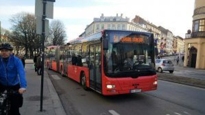Linje 54 får færre avganger mellom rushtidene, men skal times bedre med 34-bussen på samme linje slik at de ikke ankommer nesten samtidig. Foto: Tarjei Kidd Olsen Linje 54 får færre avganger mellom rushtidene, men skal times bedre med 34-bussen på samme linje slik at de ikke ankommer nesten samtidig. Foto: Tarjei Kidd Olsen