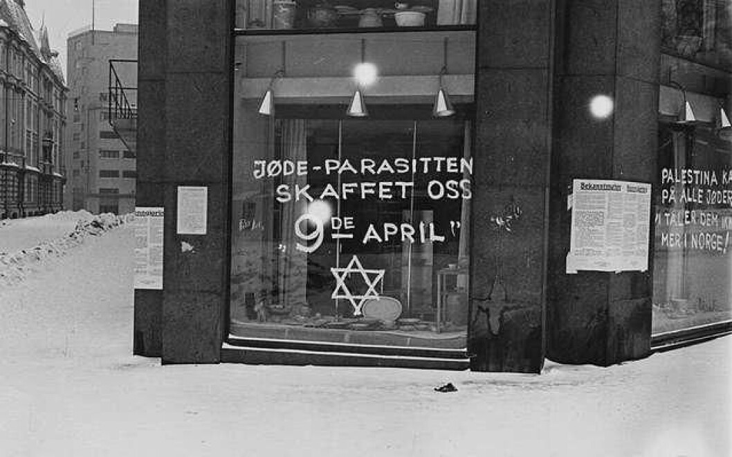 Antisemittisk graffiti i Oslo i 1941. Foto: Anders Beer Wilse Antisemittisk graffiti i Oslo i 1941. Foto: Anders Beer Wilse