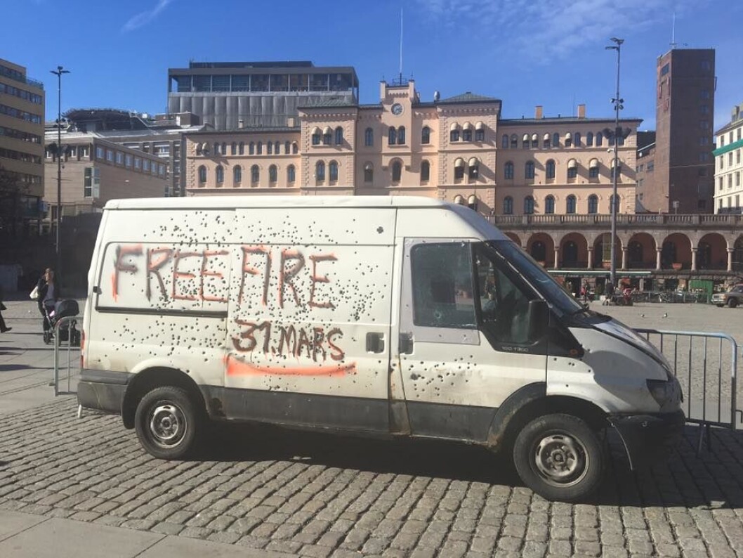 Denne hvite varebilen ble satt på Youngtorget for å reklamere for filmen Free Fire. Men mange fikk assosiasjoner til 22/7. Foto: Runar Eggesvik Denne hvite varebilen ble satt på Youngtorget for å reklamere for filmen Free Fire. Men mange fikk assosiasjoner til 22/7. Foto: Runar Eggesvik