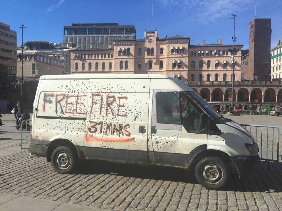 Denne hvite varebilen ble satt på Youngtorget for å reklamere for filmen Free Fire. Men mange fikk assosiasjoner til 22/7. Foto: Runar Eggesvik
