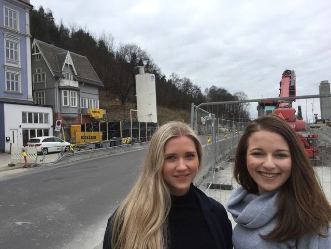 Vi trodde først det var krig, sier sykepleierstudentene Sophie Stark (t.h) og Victoria Madelen Haukeland som bor i kollektiv kloss oppi sprengningsarbeidene til Follobanen. Under den gamle trevillaen i bakgrunnen ligger tunnelinnslaget. Foto: Bjørn Bratten Vi trodde først det var krig, sier sykepleierstudentene Sophie Stark (t.h) og Victoria Madelen Haukeland som bor i kollektiv kloss oppi sprengningsarbeidene til Follobanen. Under den gamle trevillaen i bakgrunnen ligger tunnelinnslaget. Foto: Bjørn Bratten