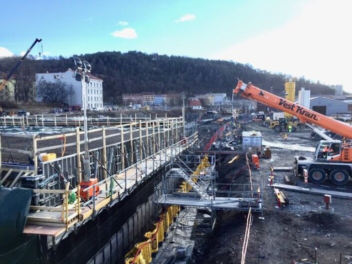 Her, i det sporområdet som i sin tid ble kalt Klypen, pågår arbeidet nå med den såkalte kulverten, altså overbygningen over Follobanen og Østfoldbanen de siste metrene inn til Oslo S. Bildet er tatt fra Bispegata. Til høyre skimtes den gamle lokomotivhallen i Middelalderparken, i bakgrunnen Ekebergåsen med de gamle leiegårdene i Mosseveien. Foto: Bjørn Bratten Her, i det sporområdet som i sin tid ble kalt Klypen, pågår arbeidet nå med den såkalte kulverten, altså overbygningen over Follobanen og Østfoldbanen de siste metrene inn til Oslo S. Bildet er tatt fra Bispegata. Til høyre skimtes den gamle lokomotivhallen i Middelalderparken, i bakgrunnen Ekebergåsen med de gamle leiegårdene i Mosseveien. Foto: Bjørn Bratten