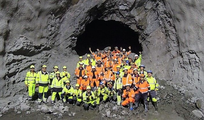 Det er enorme formater over byggingen av Follobanen. Her et bilde fra gjennomslaget på det nye løpet til den inngående Østfoldbanen i fjor. Det nye løpet er 1200 meter langt og ligger rundt 50 meter under terrenget. Foto: Jernbaneverket Det er enorme formater over byggingen av Follobanen. Her et bilde fra gjennomslaget på det nye løpet til den inngående Østfoldbanen i fjor. Det nye løpet er 1200 meter langt og ligger rundt 50 meter under terrenget. Foto: Jernbaneverket