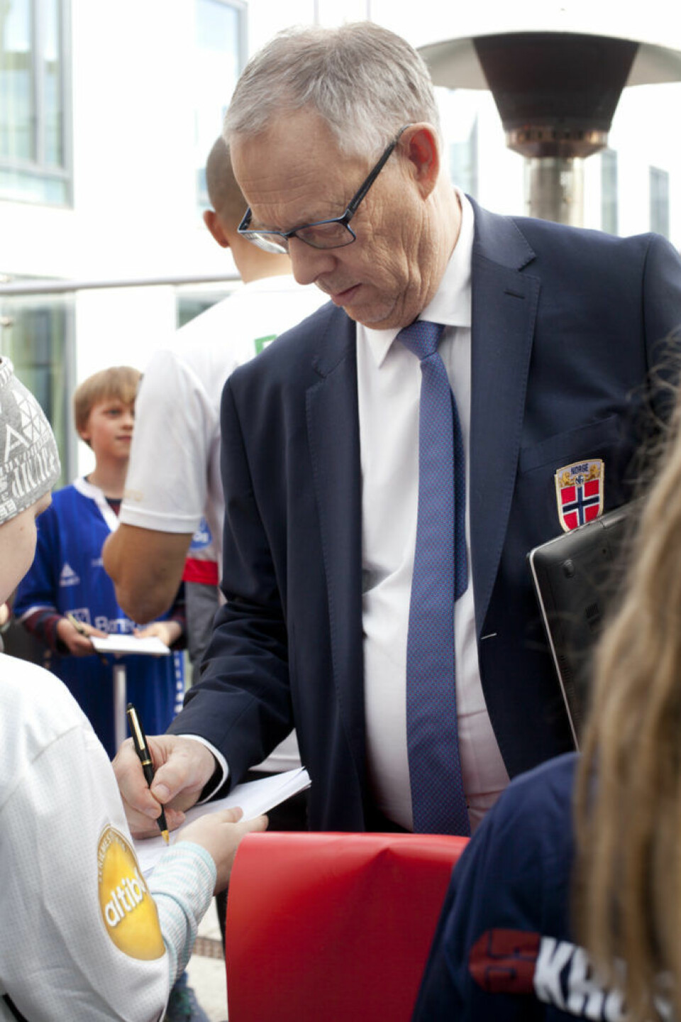 Noen heldiggriser får autograf av landslagssjef Lars Lagerbäck.