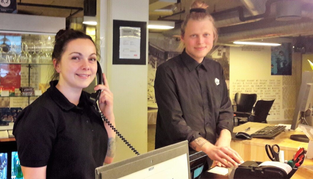 Resepsjonsleder Sara Bühler og assistenten Daniel Andersson tar imot oss på PS:hotell. Foto: Anders Høilund Resepsjonsleder Sara Bühler og assistenten Daniel Andersson tar imot oss på PS:hotell. Foto: Anders Høilund