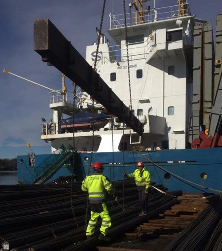 Havnearbeiderne i Oslo losser en sjelden båt i Oslo havn. Foto: Roar Langaard Havnearbeiderne i Oslo losser en sjelden båt i Oslo havn. Foto: Roar Langaard