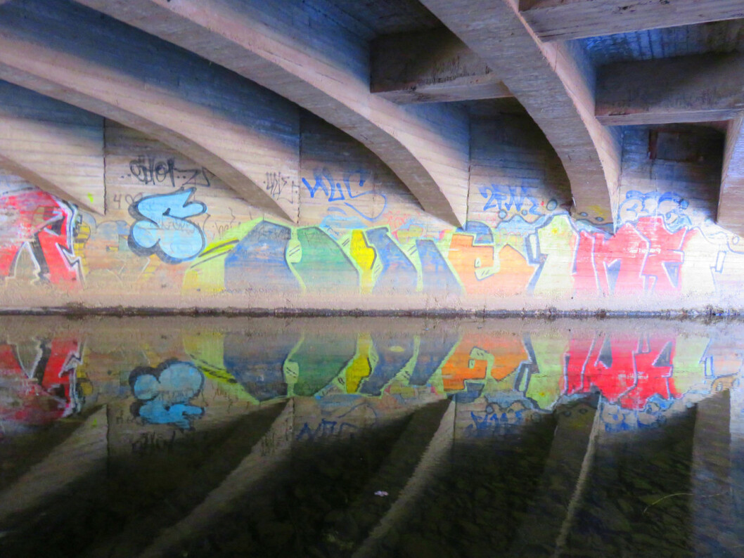 Graffiti under bru. Foto: Gunn Pound Graffiti under bru. Foto: Gunn Pound