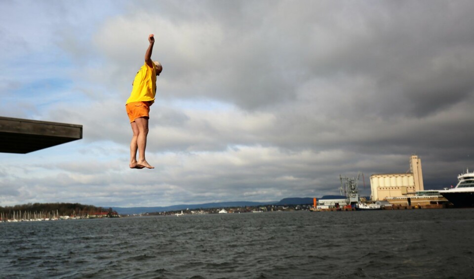 Ruskengeneral Jan Hauger hopper i havet for en god sak. Foto: Elisabeth Tobiassen Faane