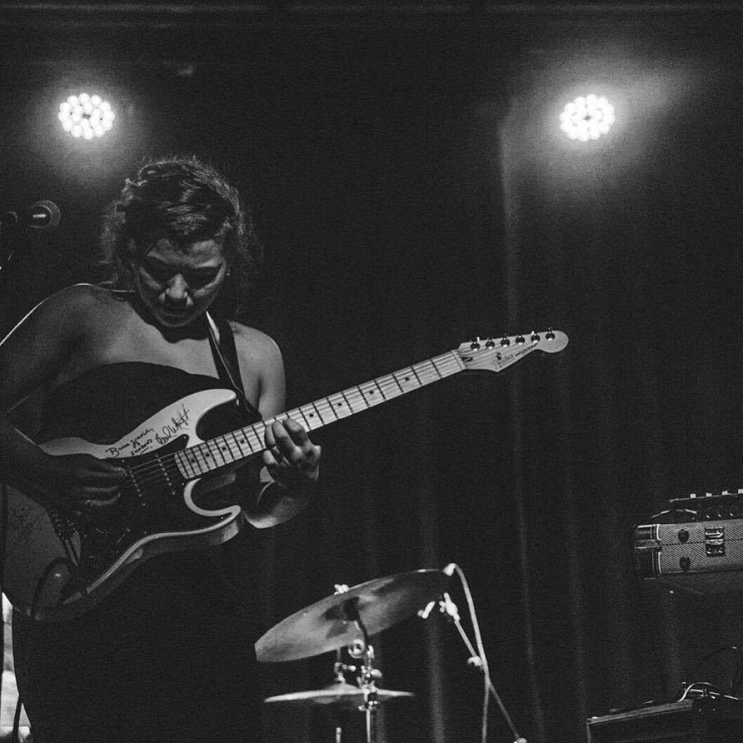 Sammen med lillebroren Marcus, utgjør Sarah Christin Calvert duoen Calvert. Her er Sarah på gitar. Foto: Samir Madad Sammen med lillebroren Marcus, utgjør Sarah Christin Calvert duoen Calvert. Her er Sarah på gitar. Foto: Samir Madad