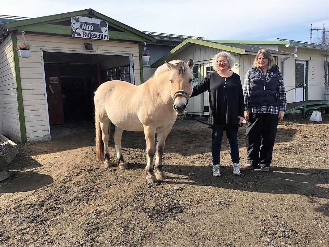 85.000,- kroner tilsvarer tre måneder med fôr og flis til hestene, forteller daglig leder Lene Kragh (t.h.). Foto: Yasmin Sfrintzeris 85.000,- kroner tilsvarer tre måneder med fôr og flis til hestene, forteller daglig leder Lene Kragh (t.h.). Foto: Yasmin Sfrintzeris