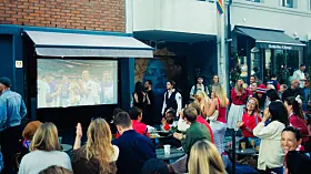 Fotball-VM: Norge mot Elfenkysten. Folk følger spent med på Grunerløkka, utenfor den vietnamesiske restauranten Xin Chào X Chez Florent, hvor kampen ble vist på prosjektører.