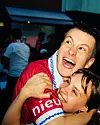 Jacob (23) og Helene (23) stråler under kampen mot Elfenbenskysten.
