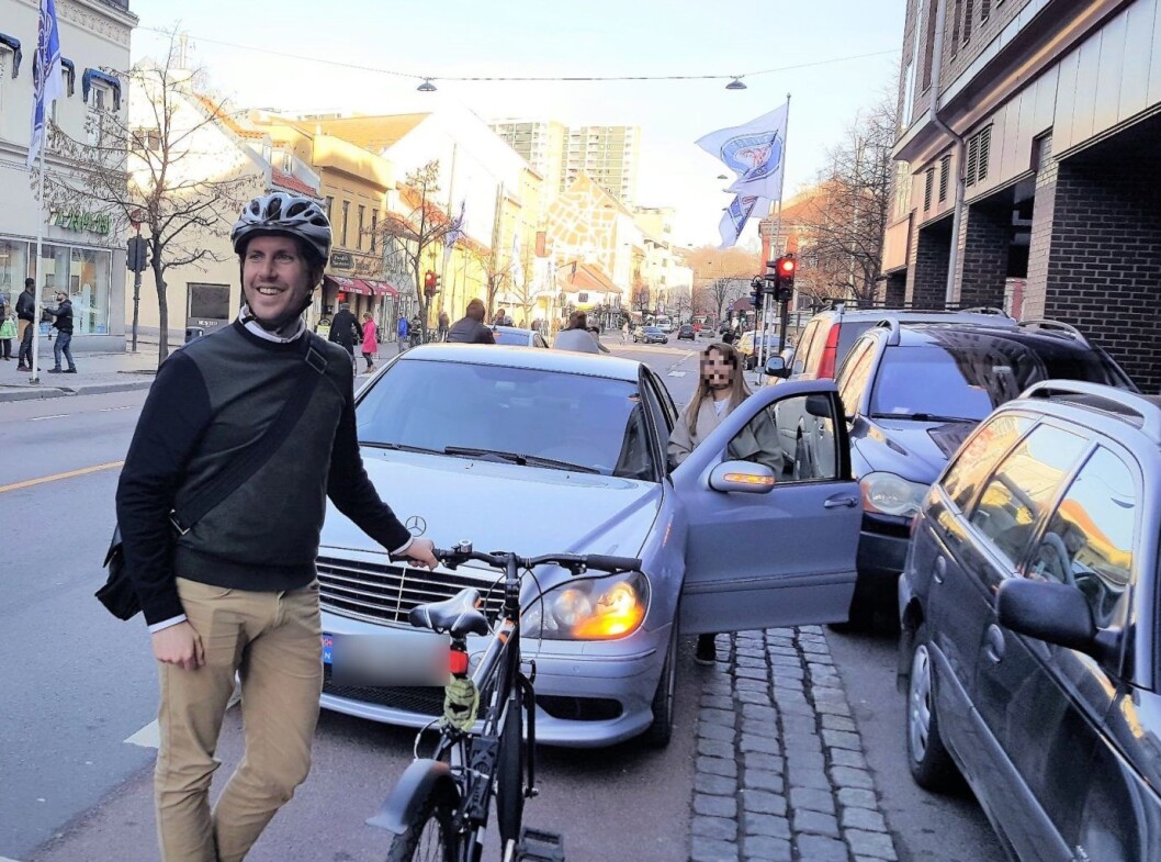 Her blir MDGer Pål Thygesen blokkert av en bil parkert midt i sykkelfeltet på Grønland. Foto: Tarjei Kidd Olsen Her blir MDGer Pål Thygesen blokkert av en bil parkert midt i sykkelfeltet på Grønland. Foto: Tarjei Kidd Olsen