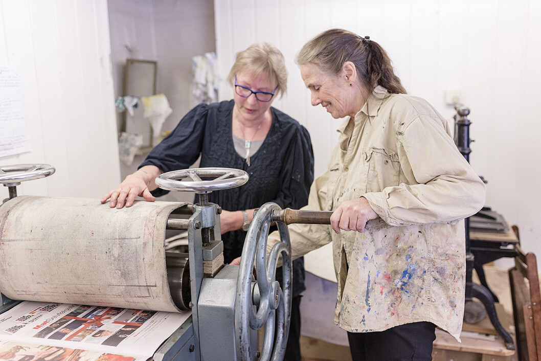 Eli Gjestvang og Sylvi Endresen diskuterer trykkpressa og dens muligheter. Foto: Stine Raastad Eli Gjestvang og Sylvi Endresen diskuterer trykkpressa og dens muligheter. Foto: Stine Raastad