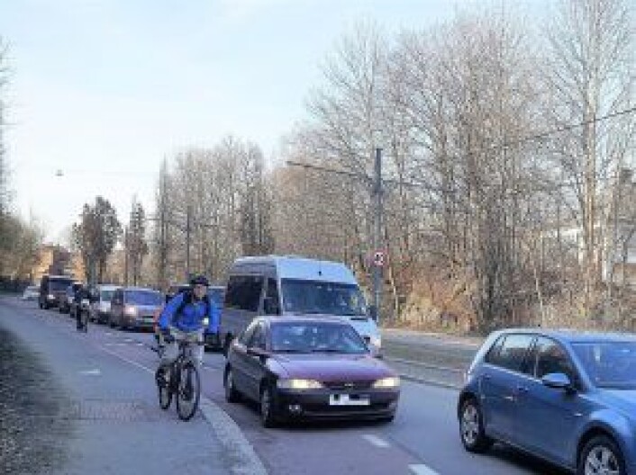 En bil i sykkelfeltet tvinger de på to hjul opp på fortauet. Foto: Tarjei Kidd Olsen En bil i sykkelfeltet tvinger de på to hjul opp på fortauet. Foto: Tarjei Kidd Olsen