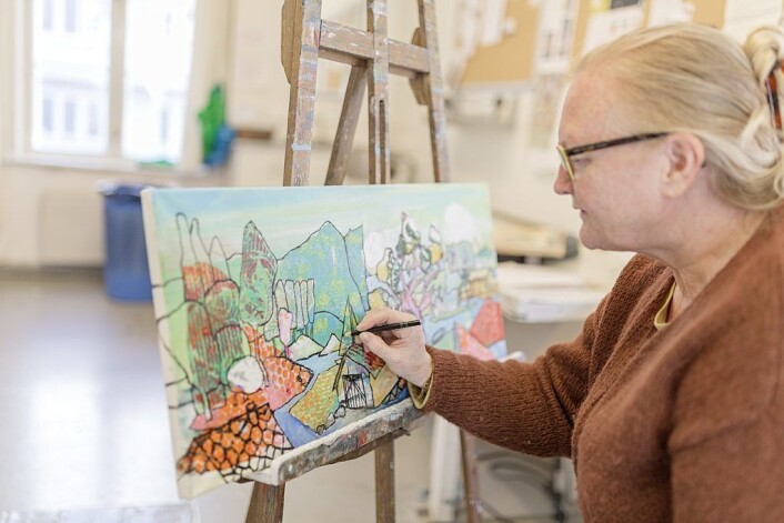 Annhild Gustavsen arbeider i mixmedia-stil på lerret. — Mixmedia er en blanding av hva du vil. Min blanding er male med akryl, trykke egne mønster på silkepapir med akryl, lime det på, finne motiv, tegne med akvablyant og så male med akryl igjen, forklarer Gustavsen. Foto: Stine Raastad Annhild Gustavsen arbeider i mixmedia-stil på lerret. — Mixmedia er en blanding av hva du vil. Min blanding er male med akryl, trykke egne mønster på silkepapir med akryl, lime det på, finne motiv, tegne med akvablyant og så male med akryl igjen, forklarer Gustavsen. Foto: Stine Raastad