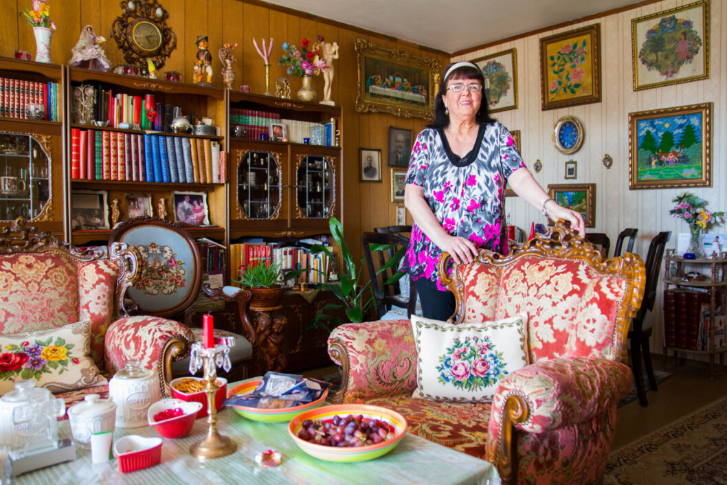 Den kreative Romsås-damen har satt sitt preg på det meste av interiøret og har mye kunst på veggene. Foto: Susanne Skaug Den kreative Romsås-damen har satt sitt preg på det meste av interiøret og har mye kunst på veggene. Foto: Susanne Skaug