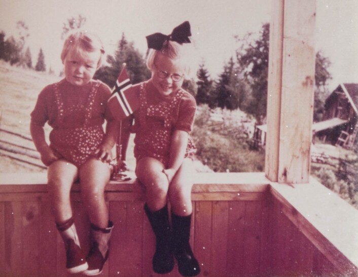 Pyntet til fest: Inger-Marie (t.v.) og storesøsteren Gunhild (t.h.) fanget på fargefotografi lenge før teknologien kom til Norge. En amerikaner besøkte familien med sitt fargeapparat. Foto: Privat Pyntet til fest: Inger-Marie (t.v.) og storesøsteren Gunhild (t.h.) fanget på fargefotografi lenge før teknologien kom til Norge. En amerikaner besøkte familien med sitt fargeapparat. Foto: Privat