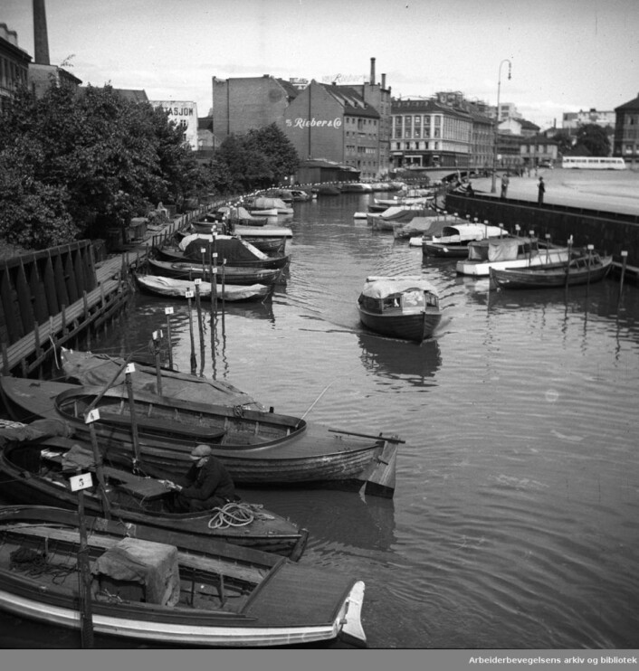 Småbåter på Akerselva, i mai 1951. Foto: Arbeiderbevegelsens arkiv og bibliotek Småbåter på Akerselva, i mai 1951. Foto: Arbeiderbevegelsens arkiv og bibliotek