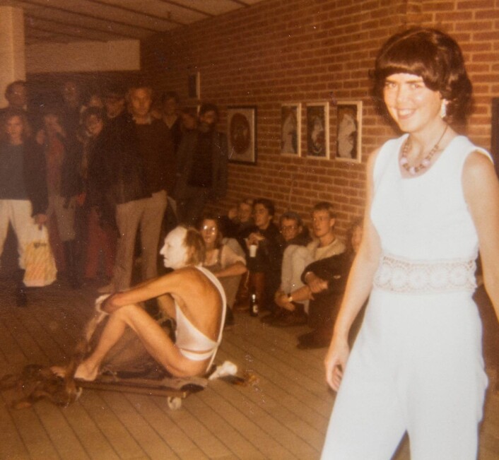 Inger-Marie deltok på flere av Svens «Happening-forestillinger» og har fortsatt trefigurene stående til pynt i entreen. Foto: Privat Inger-Marie deltok på flere av Svens «Happening-forestillinger» og har fortsatt trefigurene stående til pynt i entreen. Foto: Privat