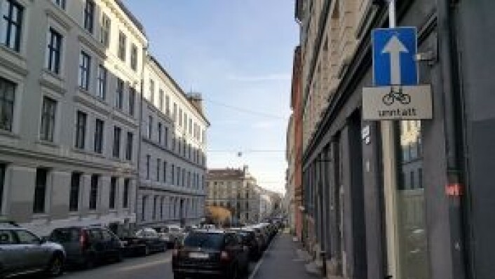 Parkeringsplassene på venstre side i dette bildet erstattes av sykkelfelt i løpet av året, hvis alt går etter planen. Foto: Tarjei Kidd Olsen Parkeringsplassene på venstre side i dette bildet erstattes av sykkelfelt i løpet av året, hvis alt går etter planen. Foto: Tarjei Kidd Olsen