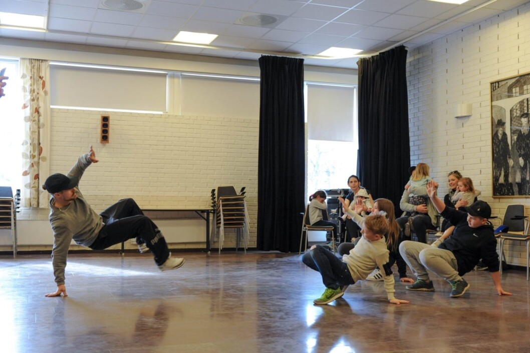 Sagene-ungdom får hjelp til å bli mesterdansere under lørdagens Sagene Break jam. Foto: Anna Carlsson Sagene-ungdom får hjelp til å bli mesterdansere under lørdagens Sagene Break jam. Foto: Anna Carlsson