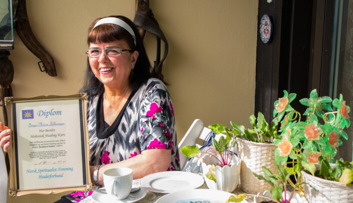 Jeg har vært interessert i spådom siden begynnelsen av 80-tallet, forteller Inger-Marie Lilleengen og viser fram diplomet hun fikk for sin utdannelse innen holistisk healing. Foto: Susanne Skaug Jeg har vært interessert i spådom siden begynnelsen av 80-tallet, forteller Inger-Marie Lilleengen og viser fram diplomet hun fikk for sin utdannelse innen holistisk healing. Foto: Susanne Skaug