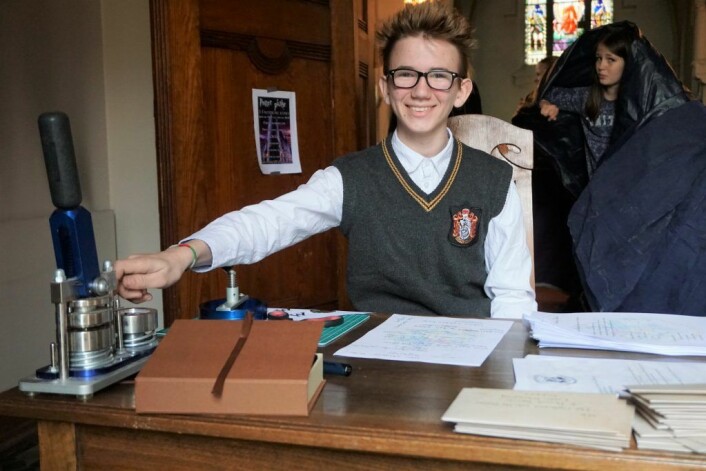 Noah Gylver registrer deltagere til Harry Potter-messe. Foto: Finn Folke Thorp