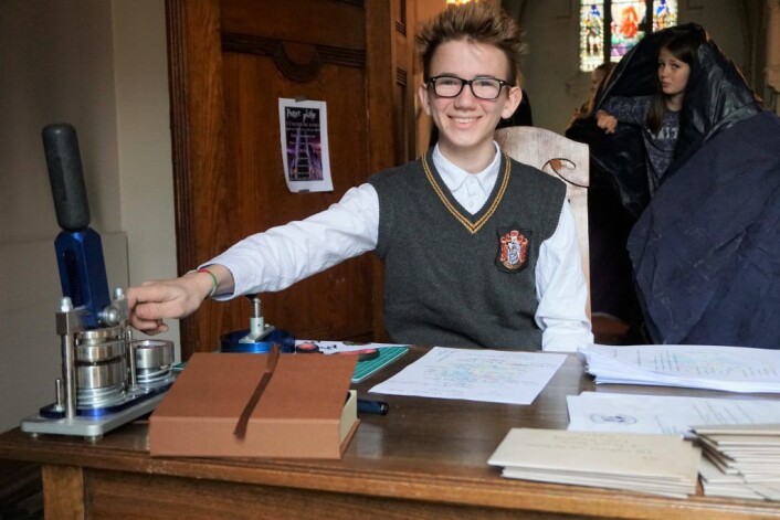 Noah Gylver registrer deltagere til Harry Potter-messe. Foto: Finn Folke Thorp Noah Gylver registrer deltagere til Harry Potter-messe. Foto: Finn Folke Thorp