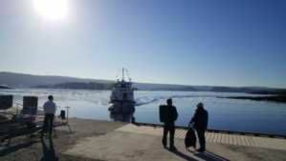 Ferjene tar deg til Oslos øyparadis. I dette bildet venter noen få heldige øyboere på båten fra Lindøya til Aker brygge en solrik morgen i mai 2018. Foto: Tarjei Kidd Olsen