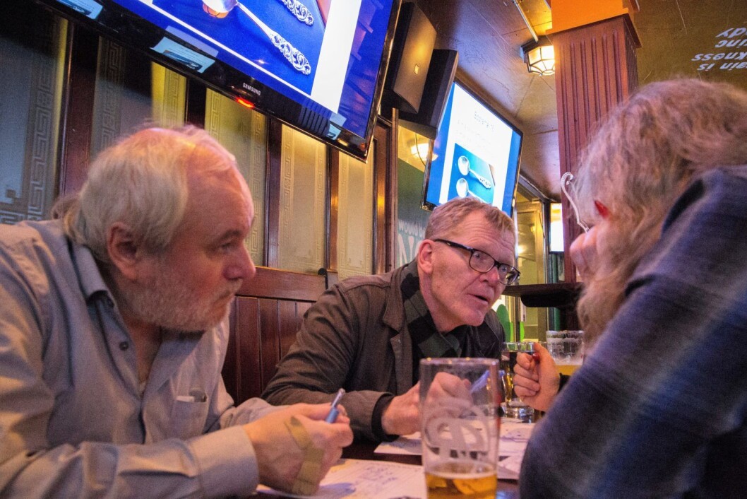Blant lagene på Bjørn Revils quiz er Trygve Grans Skiskole. De sitter ved sitt stambord, og NM-pokalen ruver ved siden av. Foto: Ka Man Mak Blant lagene på Bjørn Revils quiz er Trygve Grans Skiskole. De sitter ved sitt stambord, og NM-pokalen ruver ved siden av. Foto: Ka Man Mak