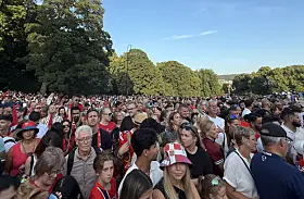 Tusenvis venter spent foran Slottsplassen.