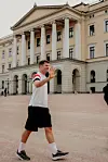 Alexander Sørloth hilser mens han går forbi folk på Slottsplassen.