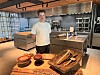 Thorvald Gabestad Nørsett begynner å bli kjent med de ansatte som jobber på Vadio og ekcers Kafé.