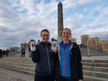 Her viser to deltagere frem drikkeflasker med Herbalife-merkevare trykket på som de har fått tildelt. Foto: Nina Albertsen Her viser to deltagere frem drikkeflasker med Herbalife-merkevare trykket på som de har fått tildelt. Foto: Nina Albertsen